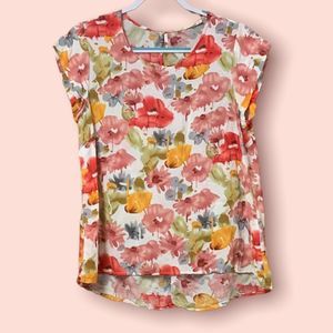 Beautiful floral short sleeve blouse by Christian Siriano size large
